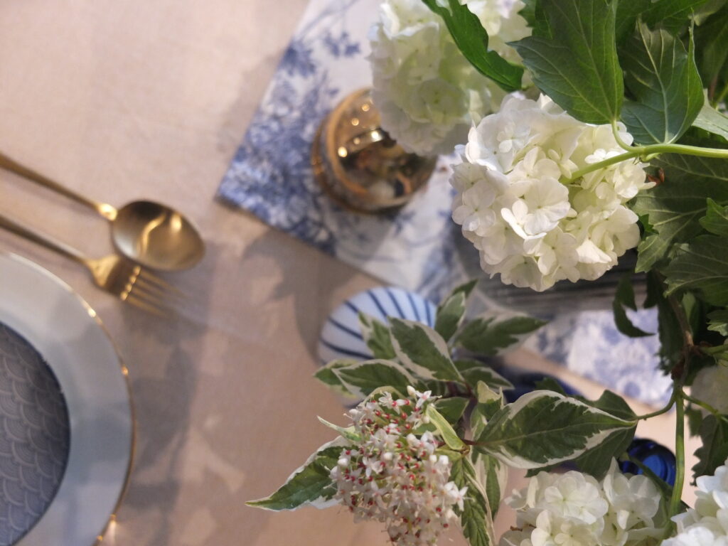 Blumen Dekoration Gold Flieder WEiß Sommerlich Sommer Besteck Goldbestekc Tischdecke Tischdekoration Vasen Blau Weiß Maritim