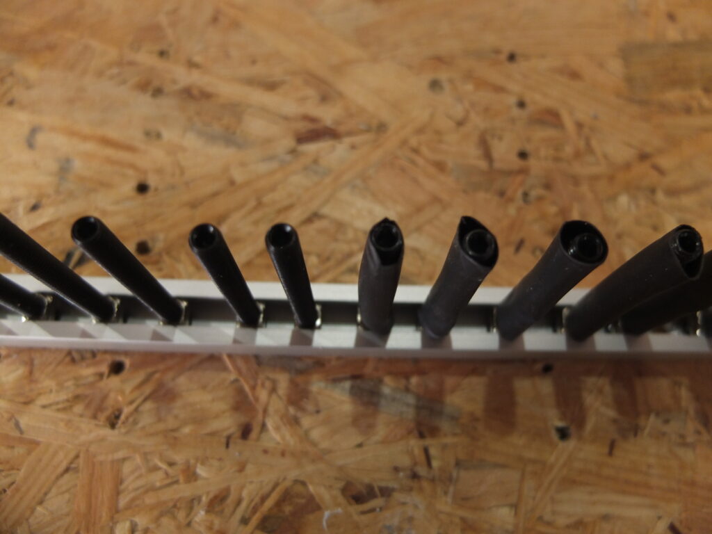 Profilschienen Werkzeugwand Schraumpfschlauch aufgesteckt