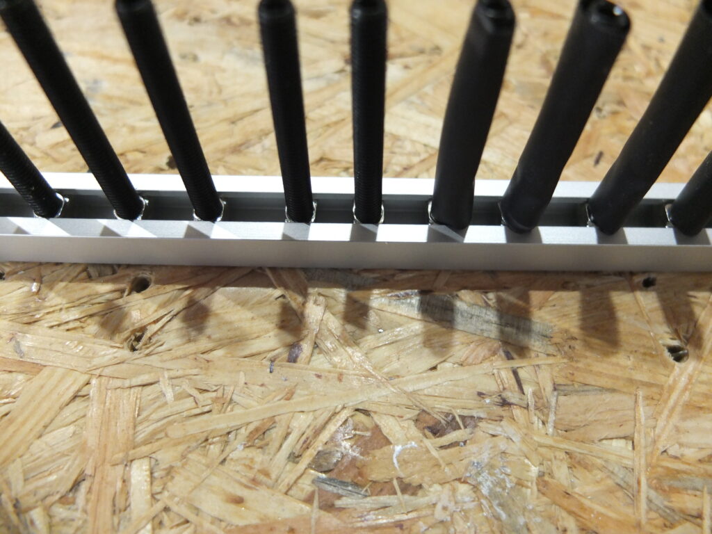 Profilschienen Werkzeugwand Schraumpfschlauch aufgesteckt