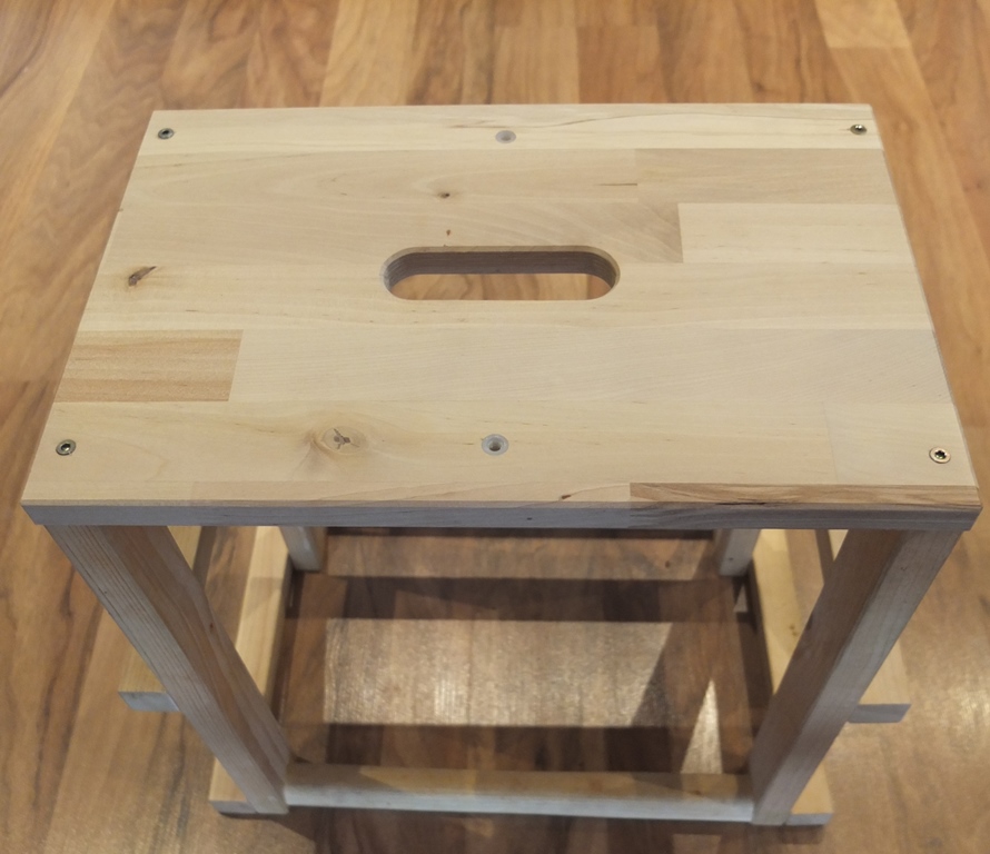 Kinder Lernturm Bodenplatte an Geländer montiert