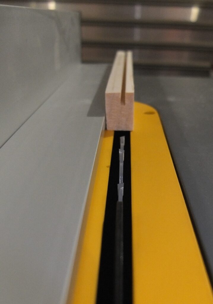 DeWALT DWE7492 Frästisch Gleitschiene Nut sägen