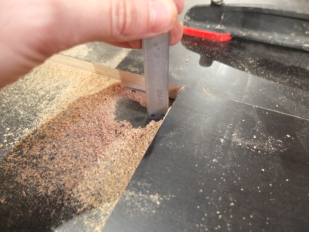 DeWALT DWE7492 Frästisch Frästiefe Einlegeplatte messen