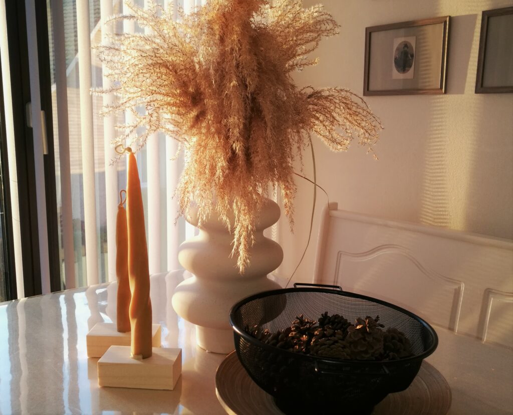 Kerzenhalter Kerzenständer DIY Upcycling Dekoration Herbst Bienenwachs Vase Pampasgras Kastanien Tannezapfen Holz Teller Sieb