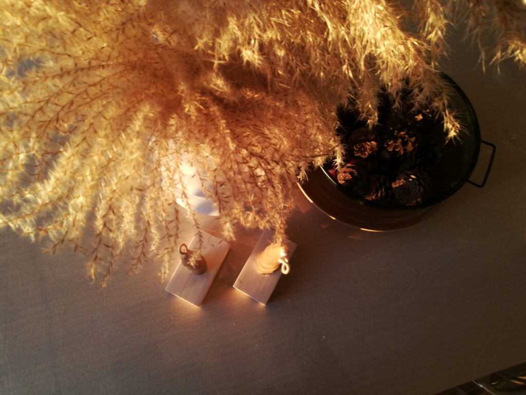 Kerzenhalter Kerzenständer DIY Upcycling Dekoration Herbst Bienenwachs Vase Pampasgras Kastanien Tannezapfen Holz Teller Sieb