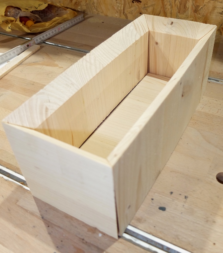 Gehäuse Musikbox Zuschnitt 45° kurze Kante